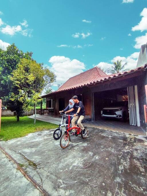 Ndalem Arsita Villa Yogyakarta Exteriör bild